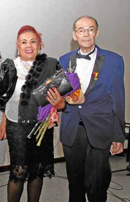 La comunicadora Ligia Galeano Segura acompaña a Jorge Molina Marulanda, durante el que fue su último evento de reconocimiento.