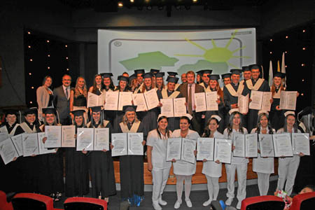 Grupo de jóvenes graduados.