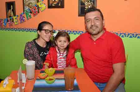 Natalia Serna Peña, Emilia Rocha Serna y Andrés Rocha Díaz.