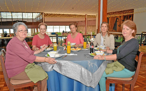 Rita de Duque, Lucía Londoño Salazar, Mery de Duque, Orfa Álvarez de Molina y Gloria Beatriz Cañas se reunieron en un almuerzo e