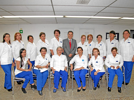 Carlos Hernán Estrada Valencia, gerente de la Clínica Avidanti, acompaña a las voluntarias de la institución.