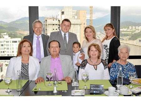 En el Club Manizales se reunieron en un almuerzo para celebrar el grado de Mateo Ramírez Osorio como abogado de la Universidad d