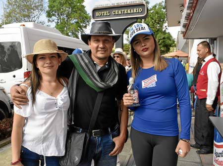 En los diferentes espectáculos el público disfruta de las degustaciones que ofrecen patrocinadores de la Feria.