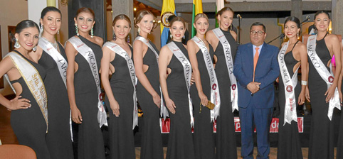 El alcalde de Manizales, José Octavio Cardona, acompaño a las candidatas al 47.º Reinado Internacional del Café.