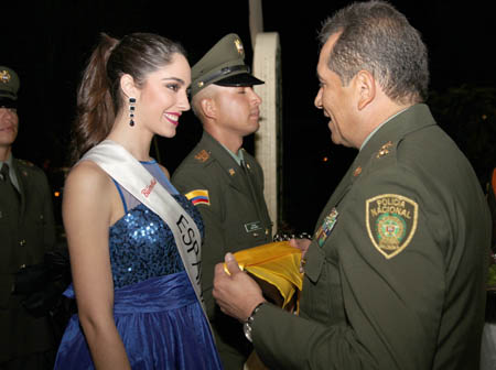 La candidata de España, Carmen Serrano Porras, fue elegida como Reina de la Policía. La acompaña el brigadier general Nelson Ram