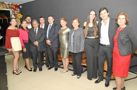 En el restaurante L’Angevin se ofreció una comida para felicitar a William Andrés García Cruz por su título de Administrador de 