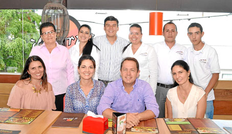Nini Gaviria, Adriana Escobar, Gabriel Eduardo Madrigal y Paola Escobar. Atrás: Martha Agudelo, Jenny Herrera, Carlos Herrera, D