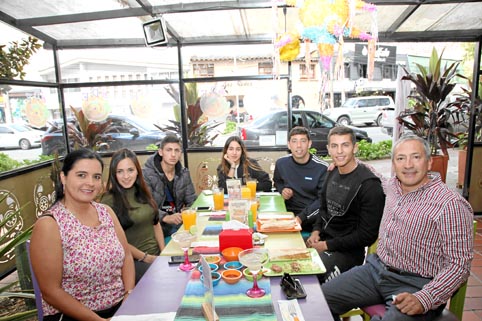 En el restaurante El D.F. Comida mexicana se reunieron Esperanza Sepúlveda, Sofía Torres, Nicolás Torres, Geraldine Torres, Nico