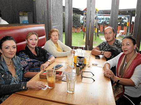 Foto | Argemiro Idárraga | LA PATRIA Carolina Gómez, Lina Jaramillo, Ofelia Rodas de Jaramillo, César Jaramillo y Liliana Jarami