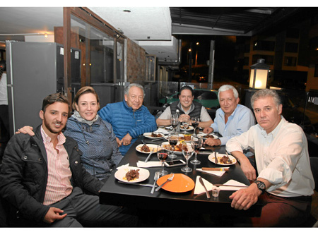 En una comida en el restaurante Ednia se reunieron Matías Puyo, Pilar Paz, Armando Rizo, Eric García, Gustavo Puyo y Juan Carlos