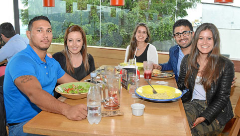 Foto | José Fernando Tangarife | LA PATRIA Craig Ryan, Luz María Cárdenas, Daniela Echeverry, Juan Moya y Catalina Echeverry.