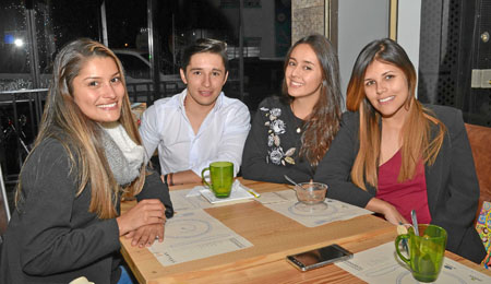 Johanna Montoya fue homenajeada con una comida en el restaurante Artesá que ofreció un grupo de amigos para celebrar su cumpleañ