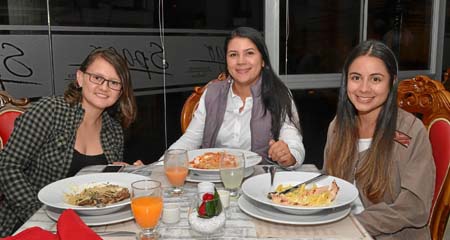 Claudia Jaramillo Franco y Laura López Ríos invitaron a Jheidy Aguirre Ocampo (centro) a una comida en el restaurante Spago como