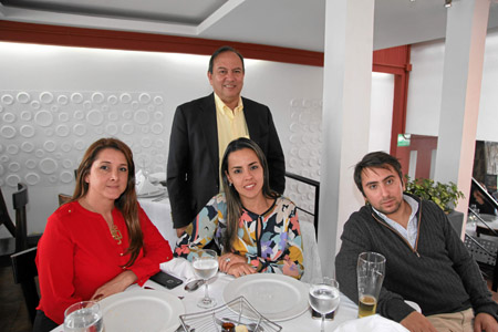 Patricia Álvarez Orozco, Carolina Sepúlveda Villa y Juan Pablo Perdomo. De pie: Santiago Perdomo Maldonado.