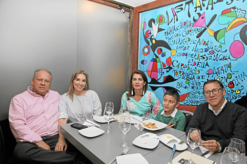 Julio Hernando Rincón, Ampro Villar, Luz Elena Rodríguez, José Tomás Diusabá y Víctor Diusabá se reunieron en una comida en el r