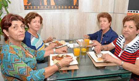 Amparo Salgado Salgado, Amparo Valencia Gallego, Lucy Valencia Gallego y Marta Valencia Gallego, se reunieron en el restaurante 