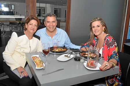 Para celebrar el cumpleaños de Olga Giraldo, Darío Serna y Lina Giraldo ofrecieron un almuerzo en el restaurante Ednia.