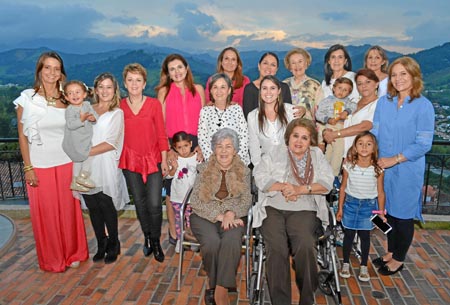 Cecilia Jaramillo de Jaramillo y Cecilia Restrepo de Botero. De pie: Claudia Villegas Hauss, Matilde Ferrero Ruiz, Valentina Rui