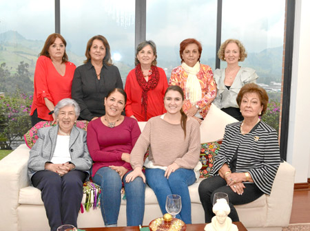 Cecilia Jaramillo de Jaramillo, Martha Elena Mejía Echeverri, Elena Mejía Echeverri y Alcira Montoya de Sáenz. Atrás: Gloria Mar
