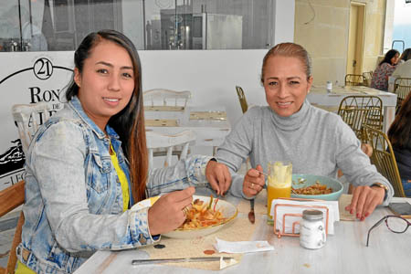Laura Castellanos fue invitada por su mamá, Flor Nelsy Giraldo, a un almuerzo en el restaurante La Azotea para celebrar su cumpl