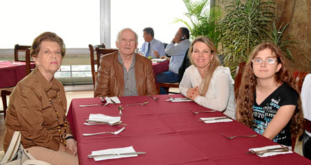 Margarita Trujillo de Gómez, Héctor Enrique Gómez López, Lina Gómez Trujillo y Sofía Arango Gómez.