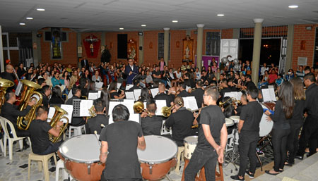 Silvio Daniel Cardona Hernández fue el director invitado al concierto conmemorativo de los 25 años de la agrupación, de la cual 