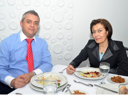 En el restaurante Vino y Pimienta se reunieron en un almuerzo Alexánder Sánchez Nieto y Ligia López Moreno.