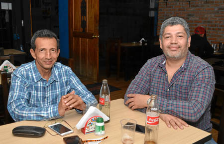 León Arango Buelvas y Gustavo González Palomino, docentes de la Universidad de Sucre de visita en la Universidad de Caldas, se r