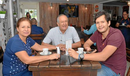 Ruth Castellanos Villamil, Alejandro González Silva y Diego González Castellanos almorzaron en el restaurante Tito Food & Drinks