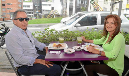 En el restaurante Delizia se reunieron en un almuerzo Gustavo Jiménez Gómez y Luz Grisales Orozco.