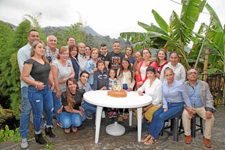 Diego Enrique Giraldo Mejía aparece en compañía de los asistentes a la celebración.
