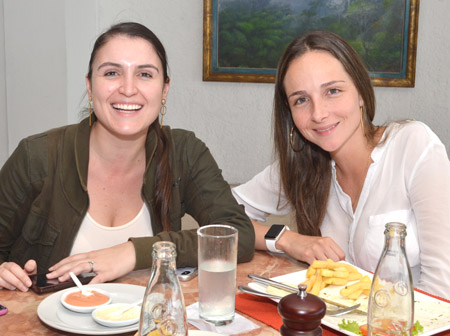 Elena Mejía Echeverri y Laura Barbier Vieira se reunieron en un almuerzo en el Club Manizales.
