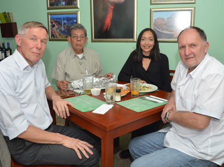 Jurrien Lozie, Miguel Álvaro Pabón Mieles y Kelly Velásquez Rodríguez, de Alfajores Raulito, se reunieron con Raúl Ómar Bolognin