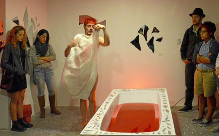 Mateo Hoyos Restrepo durante la presentación de su performace Travesía.