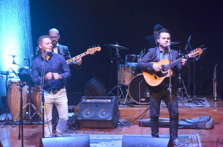 Cristian Montoya y Julián Hernández, integrantes del grupo Antología, durante su presentación en Confa.