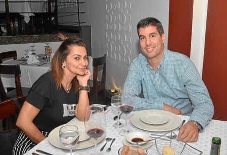 María Fernanda Vaca Libreros y Carlos Betancourt Sanclemente se reunieron en una comida en el restaurante Vino y Pimienta.