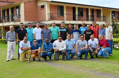 Foto | Carlos Alberto Sarmiento | LA PATRIA Acompañan a los religiosos los sacerdotes Guillermo García y Carlos Cardona Quiceno.