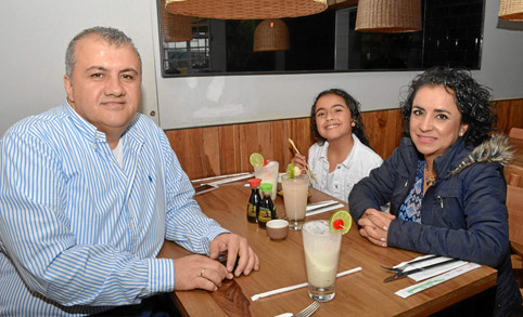 Foto | José Fernando Tangarife | LA PATRIA Guillermo Lugo Cardona, Salomé Lugo Velásquez y Sandra Velásquez Ospina.