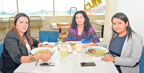 Diana Ospina Valencia, Alba Lucía Zuluaga Cardona y Lina María Lozano Grajales,  en el restaurante la Azotea Rooftop.