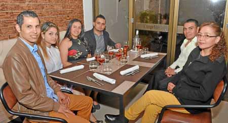 En el restaurante L’Angevin celebraron en una comida: John Edwin Vargas Londoño, Vanessa Merchán Villegas, Gina García Delgado, 
