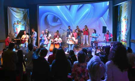 Makana fusiona el folclor del Pacífico con géneros musicales como funk, rock, regué, hip hop y los sonidos electrónicos. 