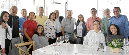 Fabián Fernando Serrano, decano saliente, y Carlos Daniel Acosta, decano entrante, aparecen acompañados de los profesores que of