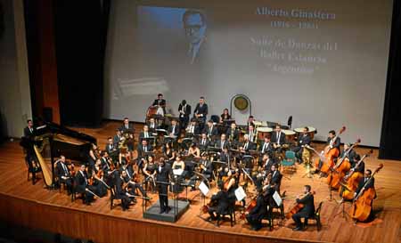 El director venezolano de orquesta José Carmelo Calabrese durante el quinto Concierto de temporada de la OSC.