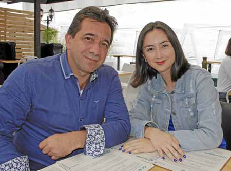 En el restaurante Dauntaun se reunieron en un almuerzo Carlos Guillermo Aristizábal y Juanita Ríos.