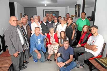 La homenajeada aparece en compañía de su familia.