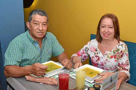 Los esposos José Neftalí Muñoz Llanos y Amparo Velásquez Ramírez se reunieron en un almuerzo en el restaurante Cháncharos para c