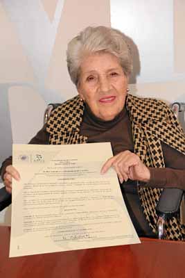Berta Botero de Gutiérrez recibió la Resolución de Reconocimiento, en la que se exalta la vida y trayectoria profesional y acadé
