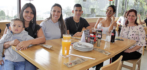 Samuel Toro, Alejandra Palencia, Tatiana Palencia, Josué Palencia, María José Palencia y Francia Lucía Naranjo.