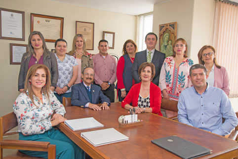Jaime Gómez Arias y Eddy Chaljubb de Gómez, aparecen en compañía de sus colaboradores: Germán Darío Muñoz Duque, Luz Mayrena Tab