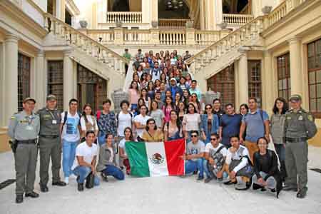 Los estudiantes que aparece durante su visita al Palacio de la Gobernación de Caldas, hacen parte del programa institucional par